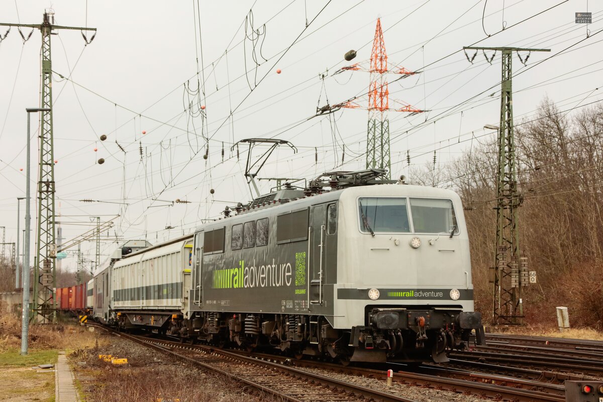 111 210 Railadventure mit �berf�hrung von DESIRO HC in K�ln Gremberg, Februar 2025.