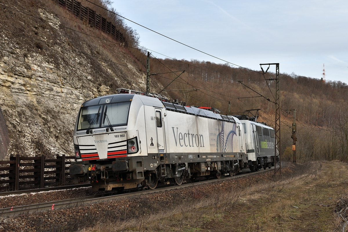 111 210 von Railadventure überführte am 23. Februar 2019 193 902 von Basel nach München-Allach. Das Bild zeigt das Gespann beim Albaufstieg über die Geislinger Steige. Nachschuss auf den Vectron.