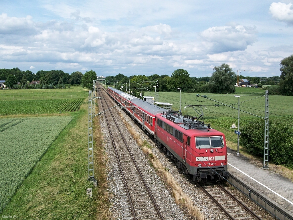 111 211 schiebt fünf n-Wagen nach Landshut durch Pulling am sommerlichen Nachmittag des 26.6.2013