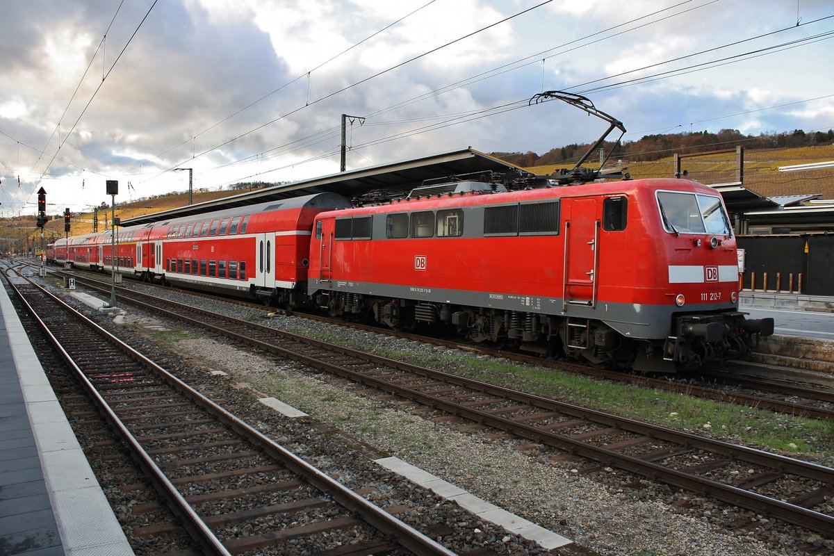 111 212-7 steht am 13.11.2018 mit dem RE19069 nach Stuttgart Hauptbahnhof im Würzburger Hauptbahnhof bereit. 