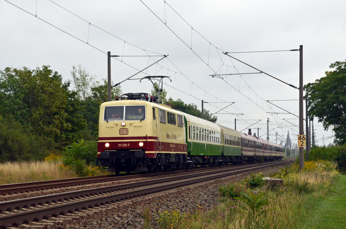 111 212 bespannte am 11.09.22 einen Müller-Partysonderzug vom Flughafen Leipzig/Halle nach Köln. Hier passiert der Säuferzug Greppin Richtung Dessau; Gruß an den Lokführer.
