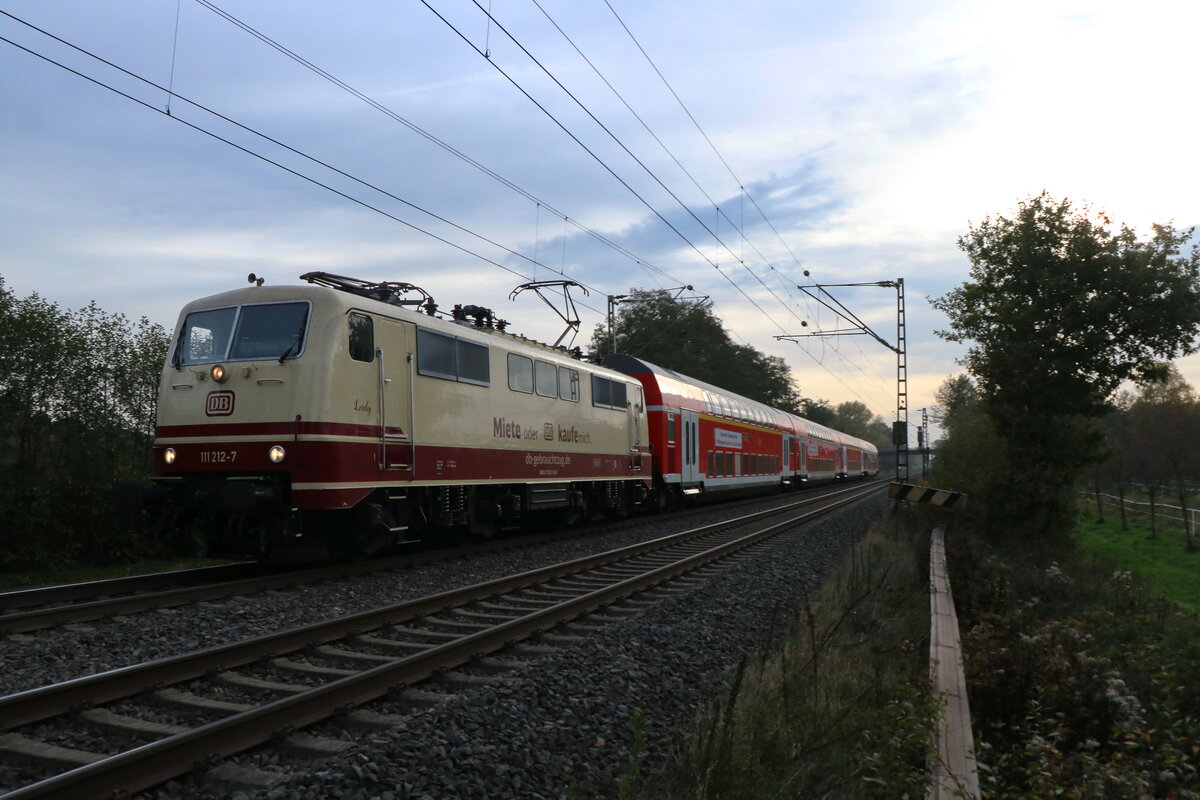 111 212 der DB-Gebrauchtzug unterwegs auf der RE42 von Essen nach Münster Hbf am 31 Oktober 2022 in Sythen 