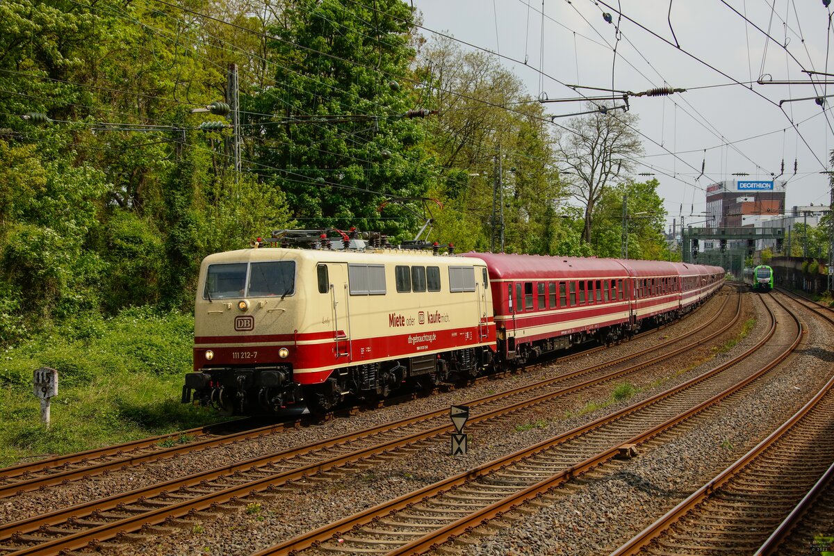 111 212 DB  Loreley  mit Fußballsonderzug von Wolfsburg nach Köln in Wuppertal, am 07.05.2022.