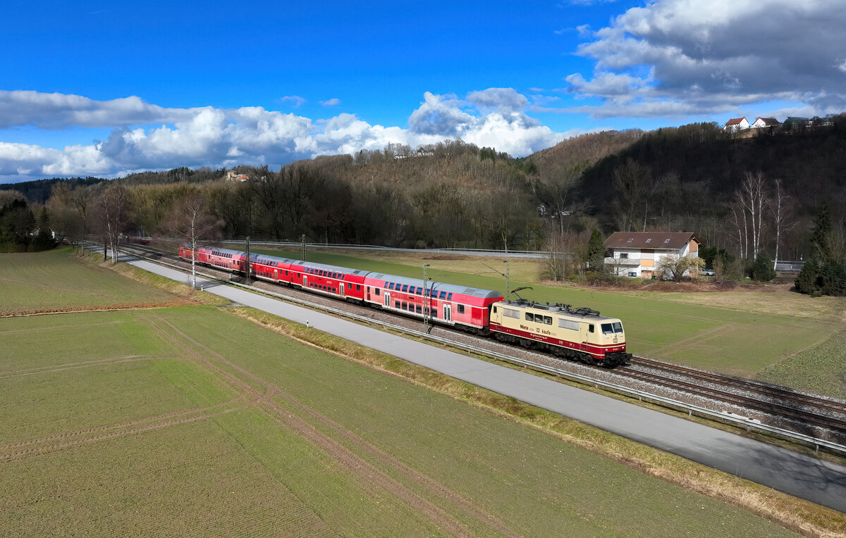 111 212 mit einem RE 3 am 17.02.2024 bei Einöd.