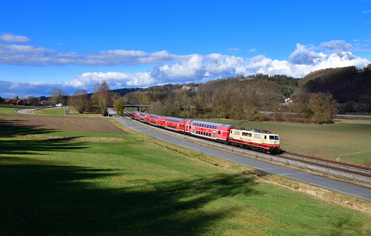 111 212 mit einem RE 3 am 17.02.2024 bei Vilshofen.