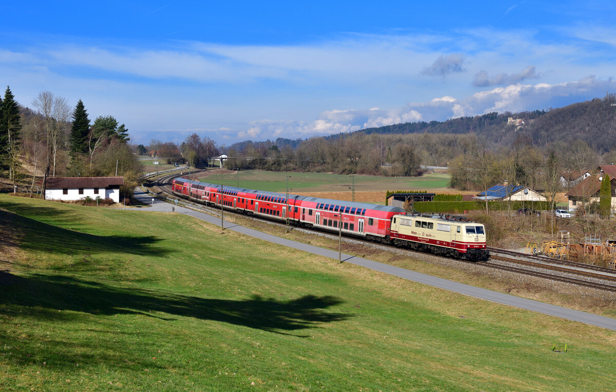 111 212 mit einem RE 3 am 18.02.2024 bei Vilshofen.