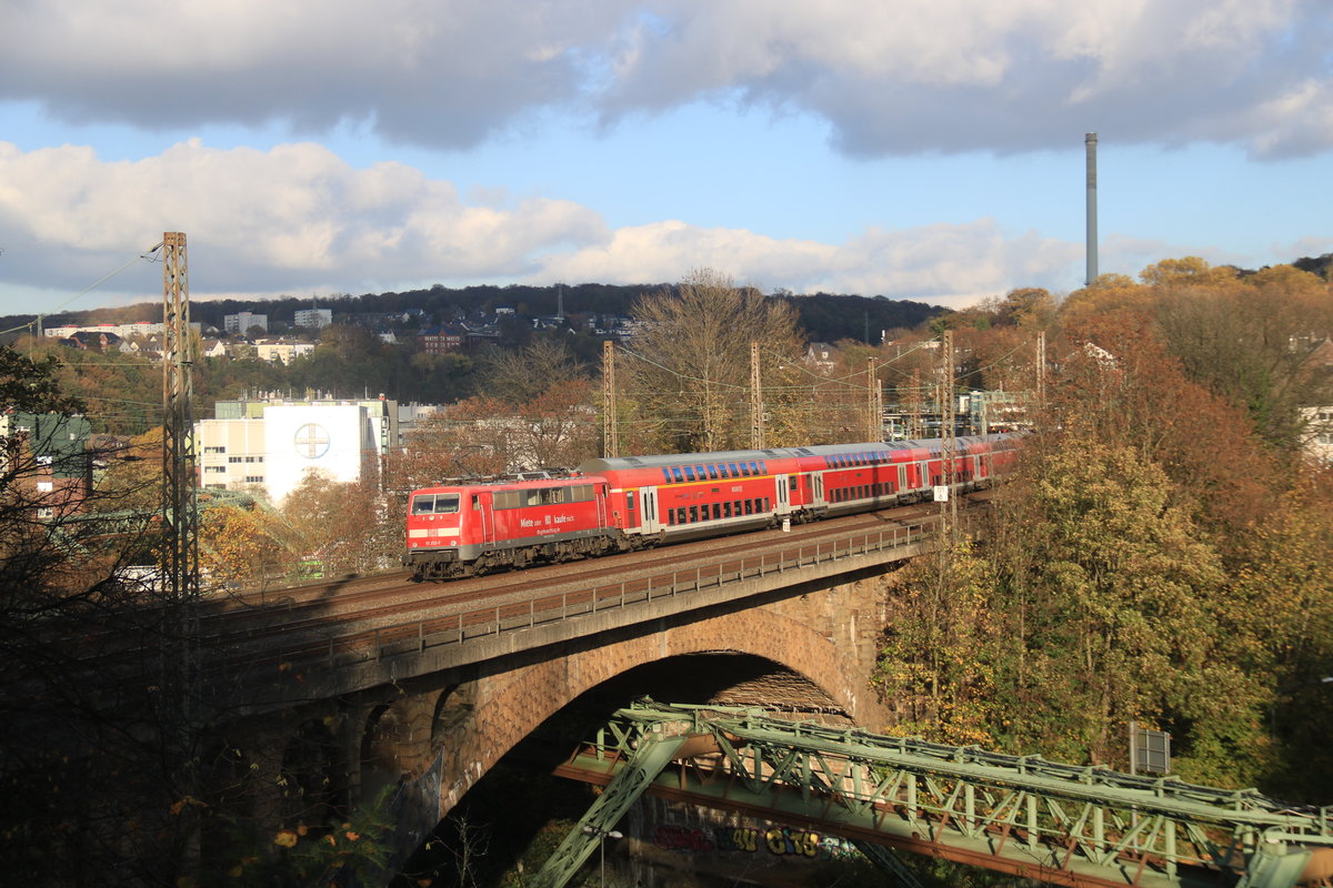 111 212 unterwegs mit dem Regionalexpress 4 auf der Wupperschiene auf dem Weg aus dem östlichen Ruhrgebiet vorbei am Bergischen Land in Richtung Rheinland wo er in knappen 2 Stunden sein Ziel Aachen erreichen wird. 111 212 ist aktuell die dritte DB 111 mit Werbung für die DB Gebrauchtzug, zum Fahrplanwechsel im Dezember 2020 endet auch das Kapitel der Schnellzuglok 111 auf der RE4