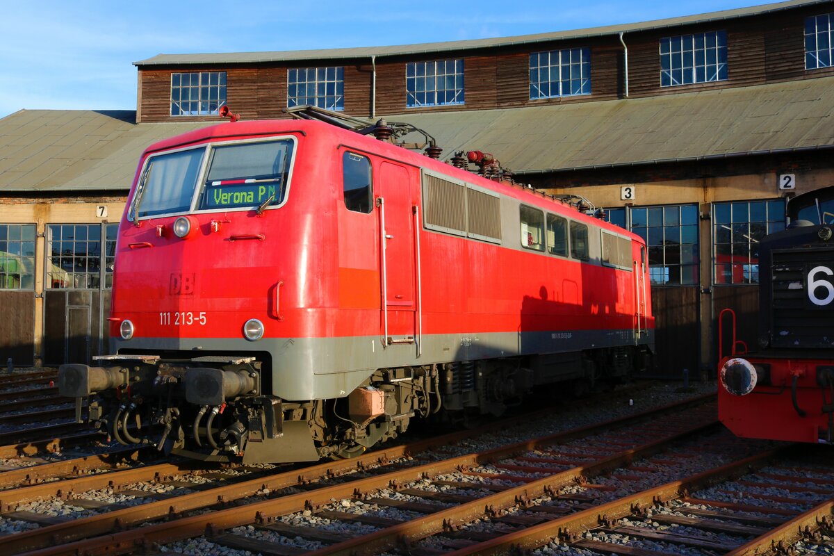 111 213-5 am 04.02.23 im Bahnbetriebswerk Hanau. Ich hatte die Erlaubnis auf dem Gelände Fotos zu machen