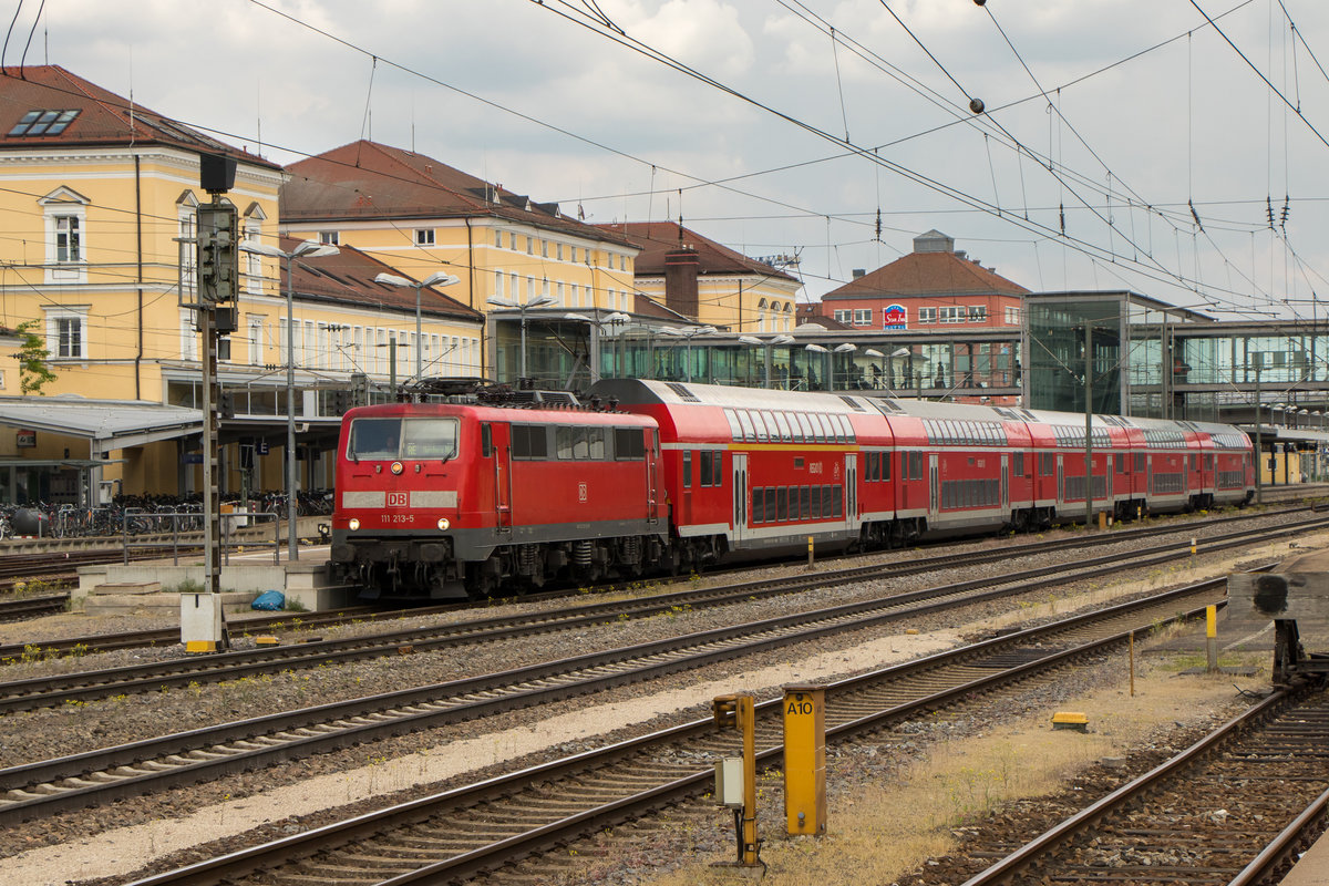 111 213-5 steht am 10. Mai 2018 im Bahnhof Regensburg. 