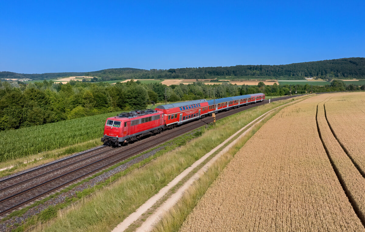 111 213 mit einem Ersatzzug am 07.07.2023 bei Wettelsheim.
