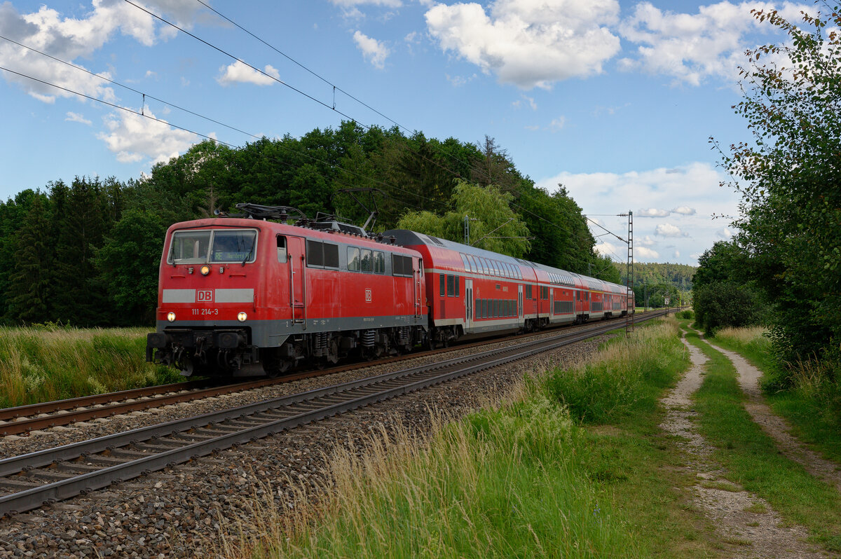 111 214 DB Regio mit RE 4860 (München Hbf - Nürnberg Hbf) bei Postbauer-Heng, 01.07.2020