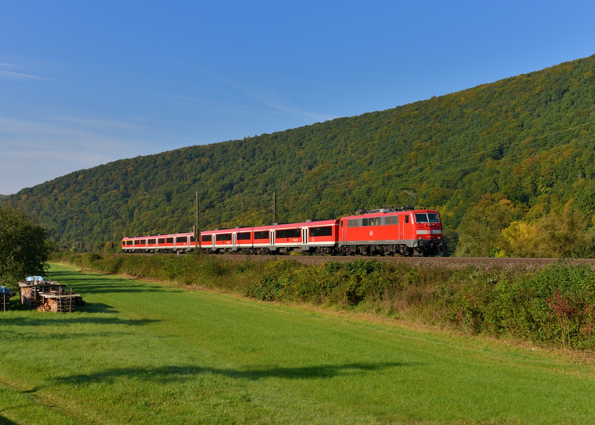 111 214 mit einem RE am 28.09.2013 bei Wernfeld. 
