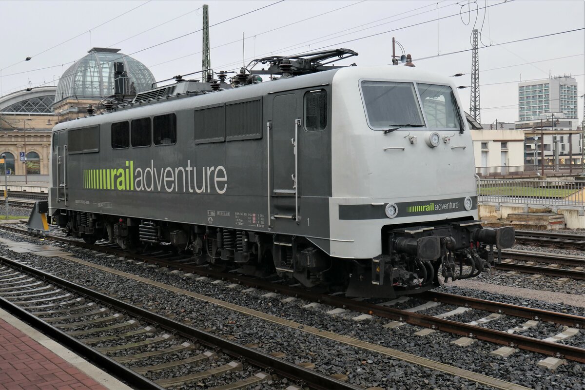 111 215 von RailAdventure, fotografiert am 12.01.2023 in Dresden Hauptbahnhof 