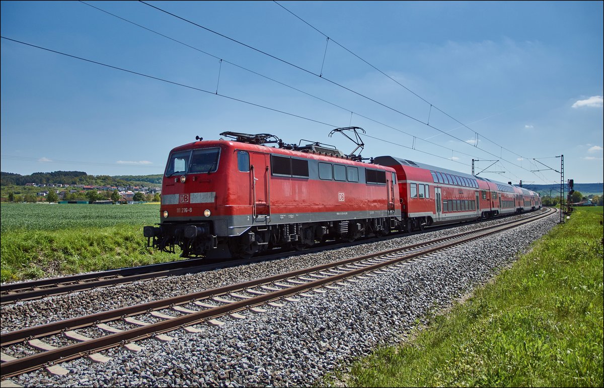111 216-8 ist mit einen RE in Richtung Frankfurt/M. bei Retzbach-Zellingen zu sehen.10.05.2017