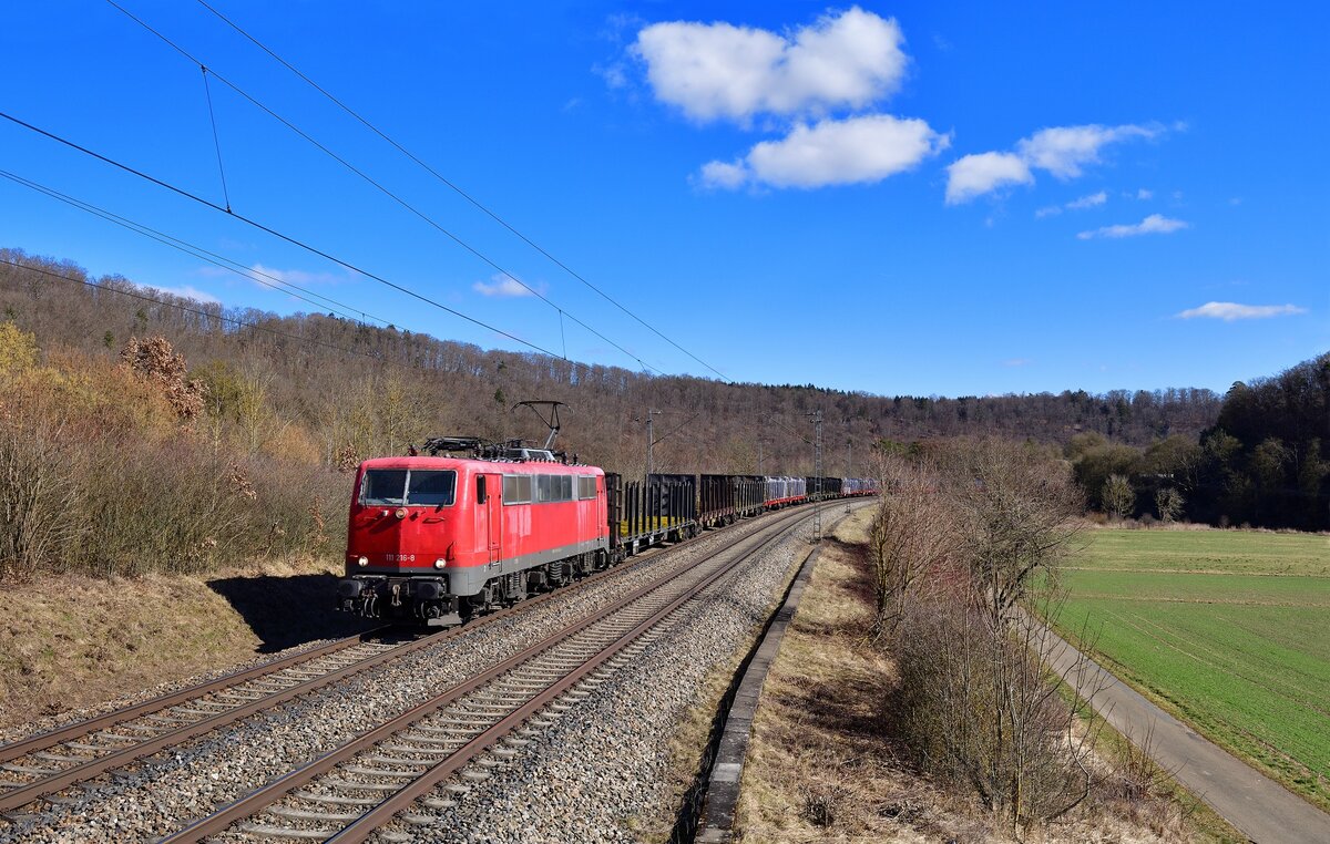111 216 mit einem leeren Holzzug am 27.02.2022 bei Dietfurt.