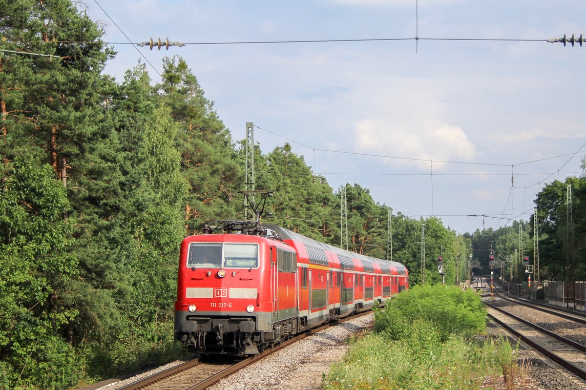 111 217 - 6 durchfährt am 18. Juli mit ihrem RE Ochenbruck