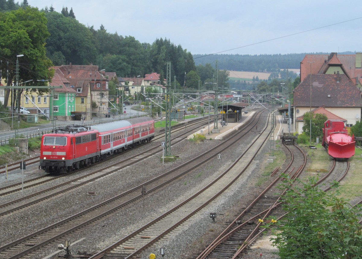 111 217-6 verlsst am 02. September 2013 mit einer RB nach Hochstadt-Marktzeuln den Bahnhof Kronach.