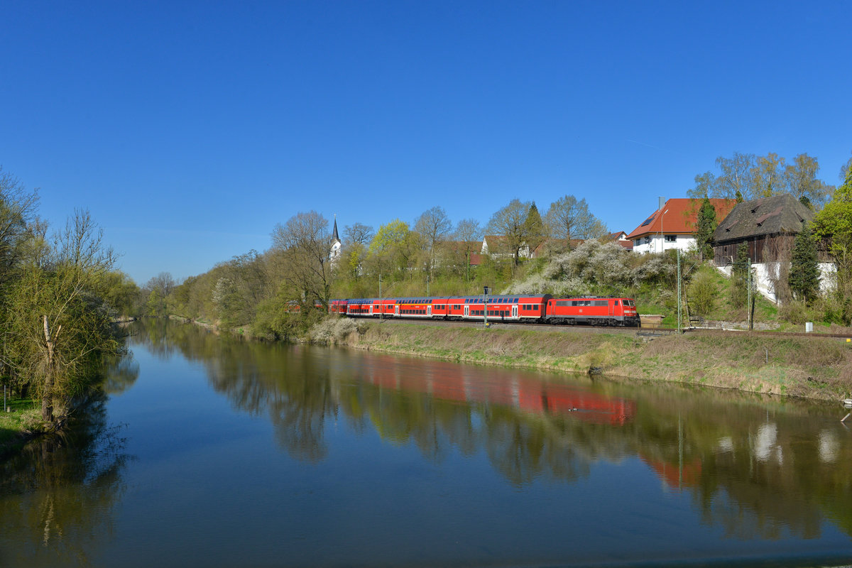 111 217 mit einem RE am 21.04.2015 bei Volkmannsdorf. 