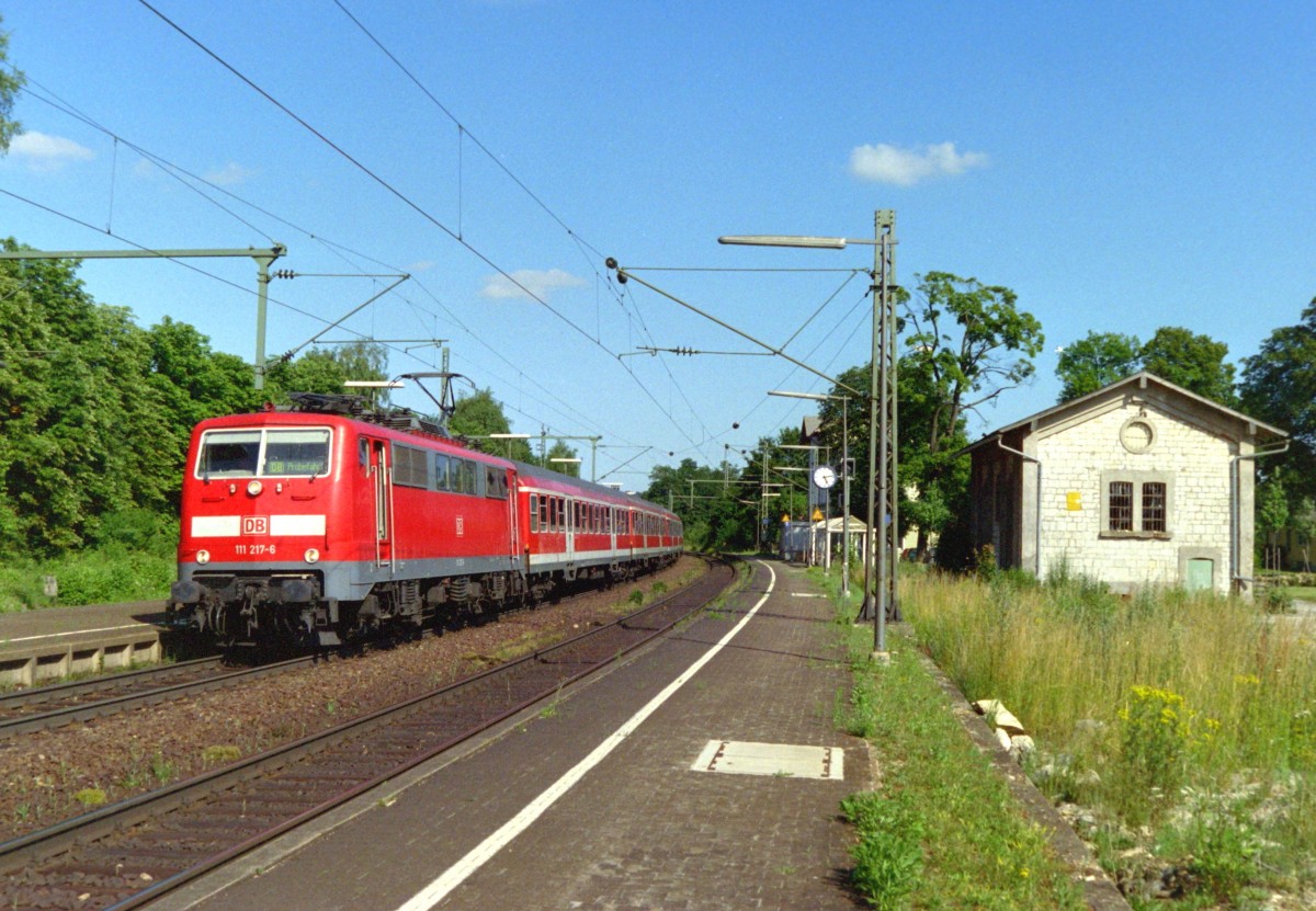111 217 mit RB 32146 (Regensburg Hbf–Neumarkt [Opf]) am 04.07.2006 in Seubersdorf