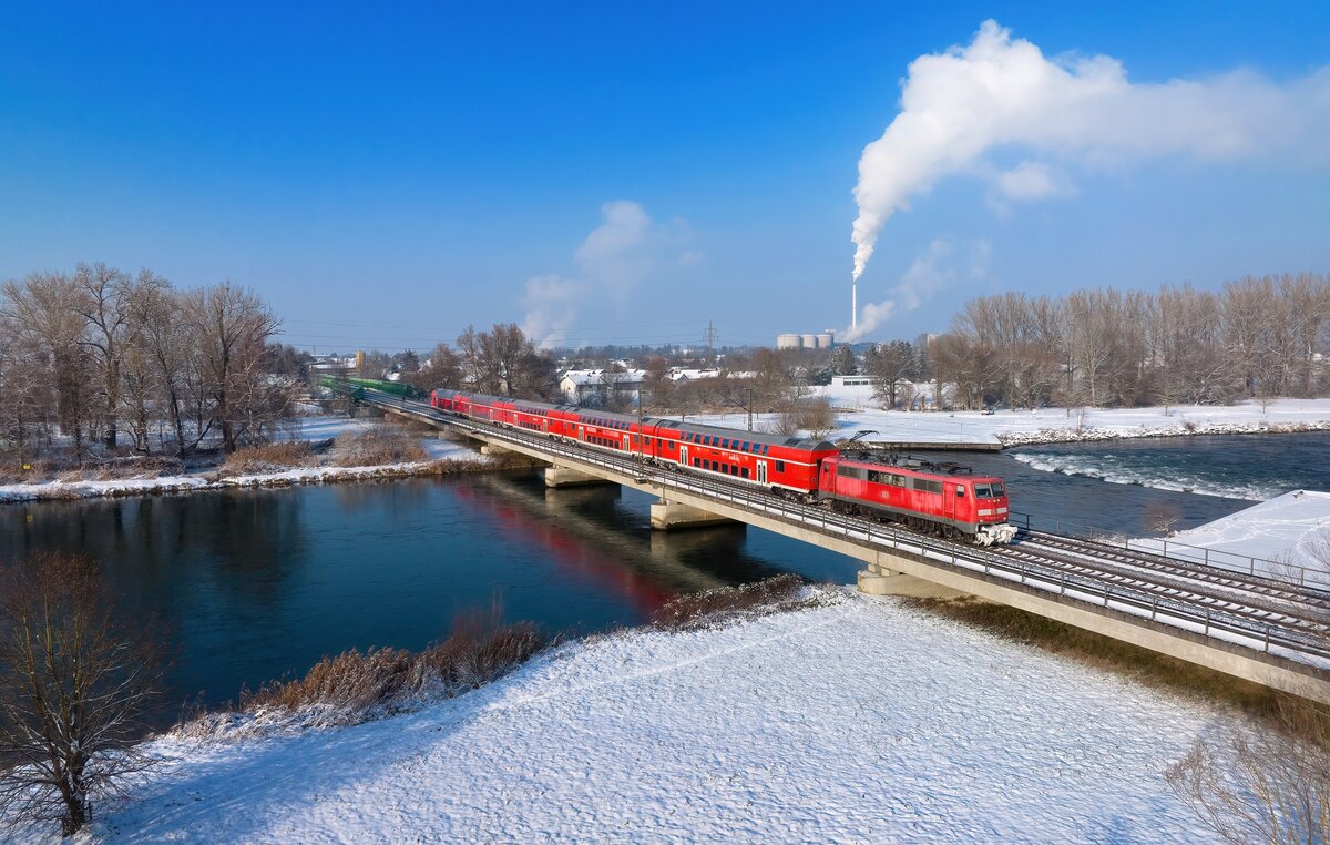 111 217 mit RE3 am 17.12.2022 bei Plattling.