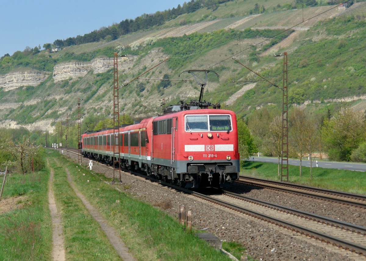 111 218 mit einem RE nach Wrzburg am 19.04.2011 bei Thngersheim.