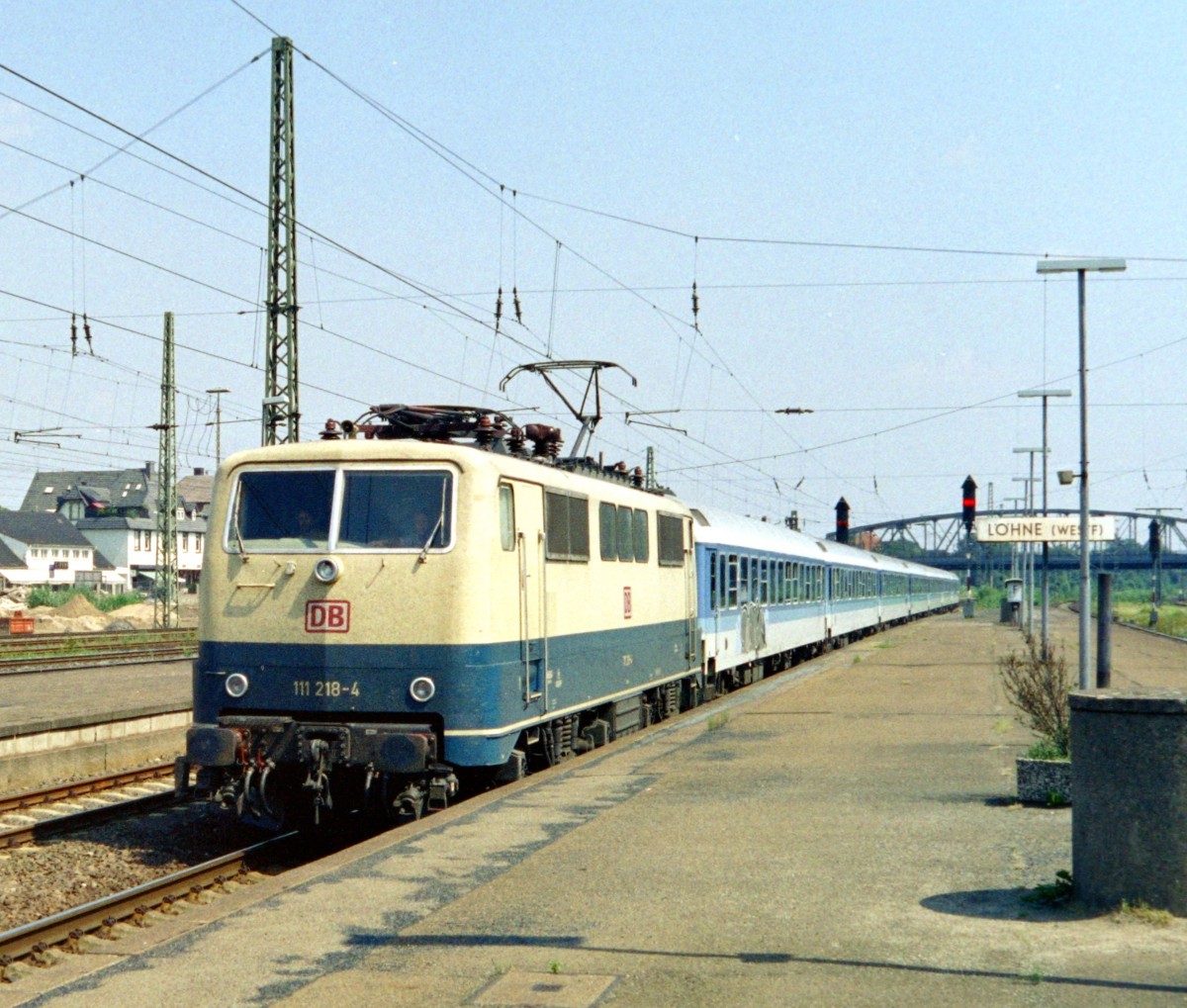 111 218 mit IR 2544 (Hannover Hbf–Bad Bentheim) am 01.08.1995 in Lhne (Westf)