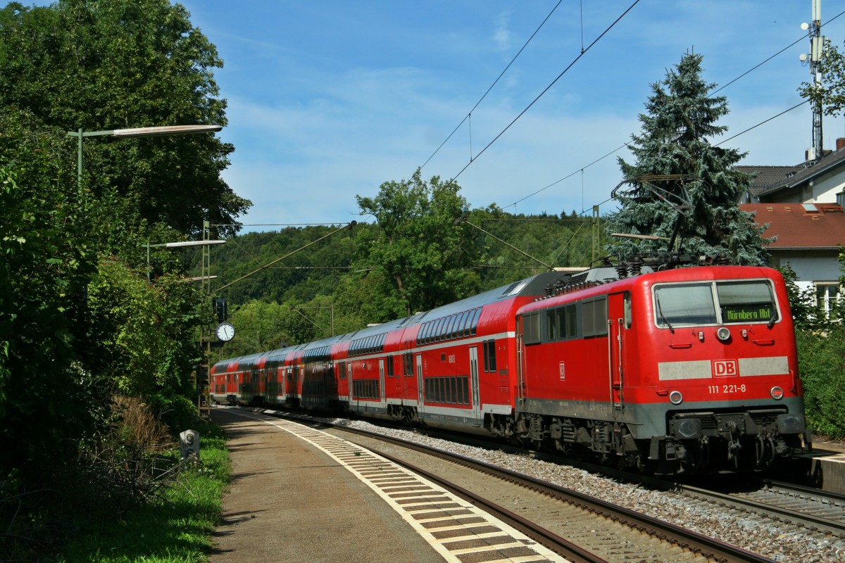 111 221-8 mit dem RE 4853 von Regenburg nach Nürnberg am Nachmittag des 27.08.15 in bei der Durchfahrt des Haltepunktes Etterzhausen.