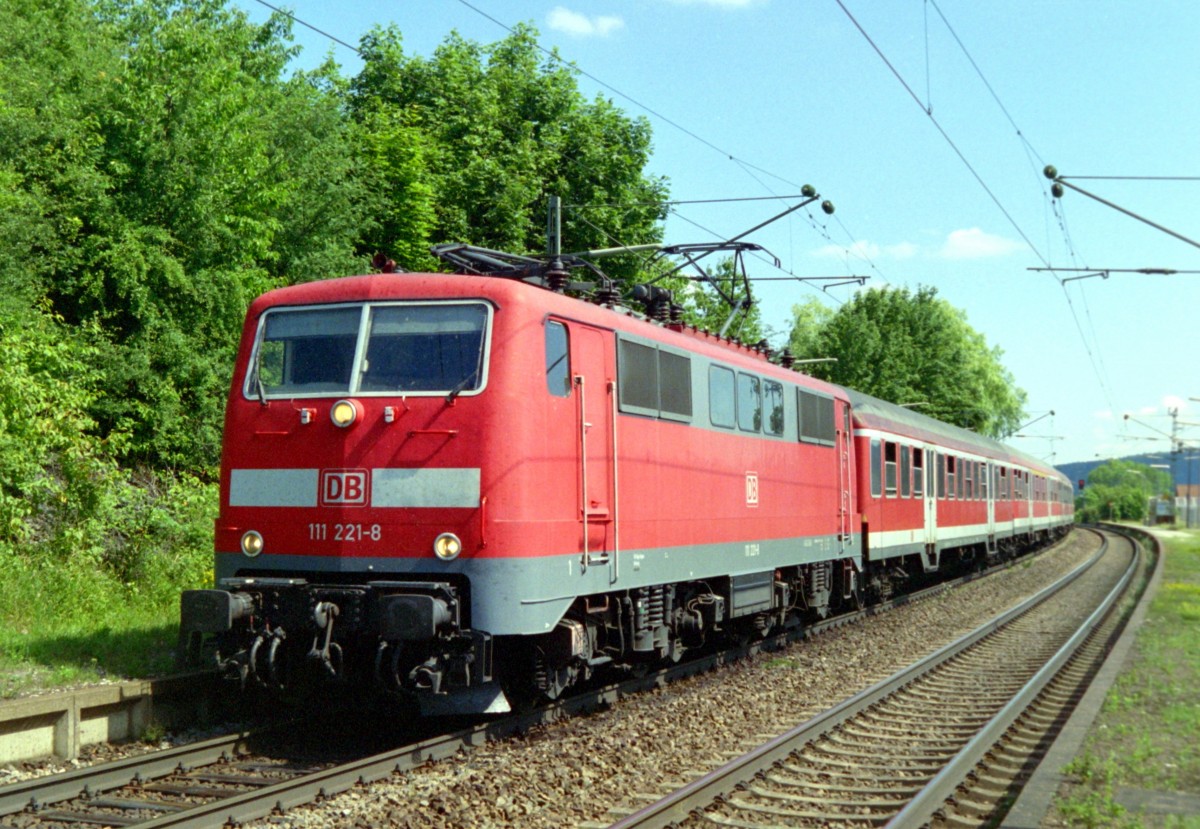 111 221 mit RB 32120 (Plattling–Nrnberg Hbf) am 04.07.2006 in Batzhausen