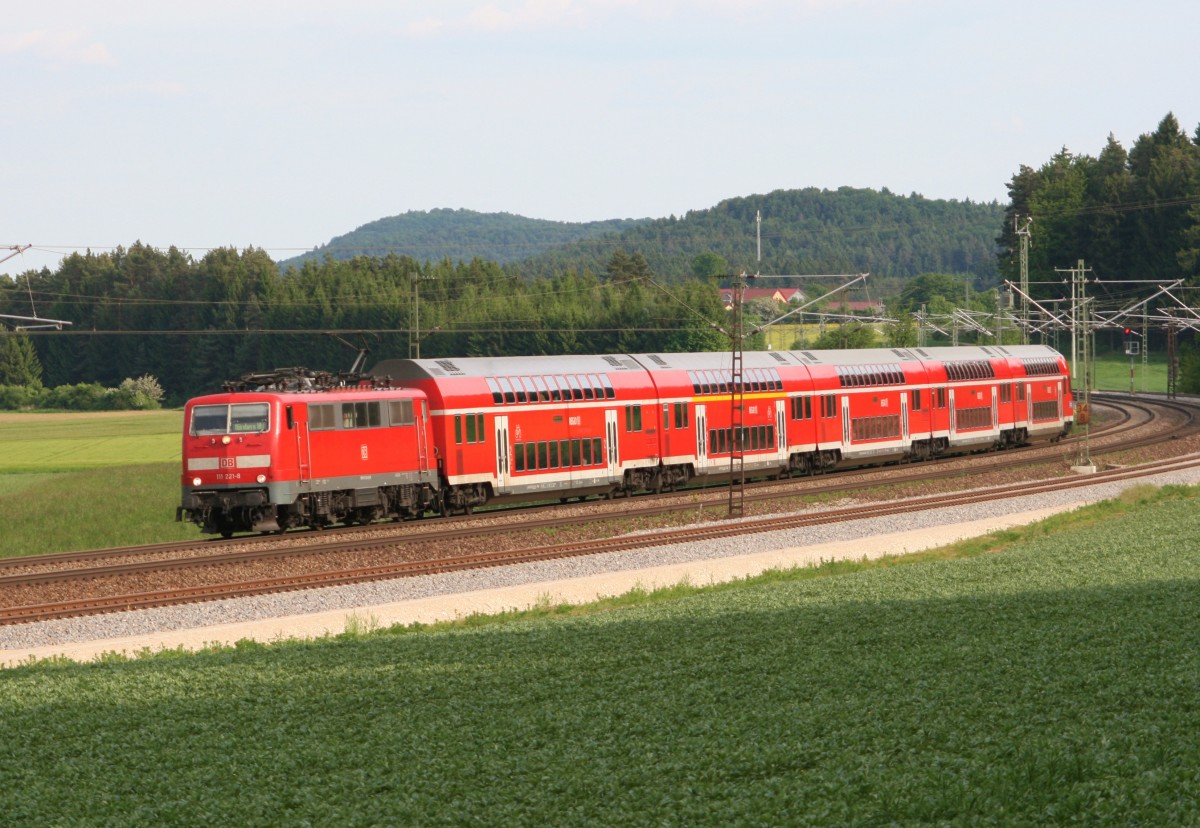111 221 mit RE 4260 (Mnchen Hbf–Regensburg–Nrnberg Hbf) am 20.05.2014 in Parsberg
