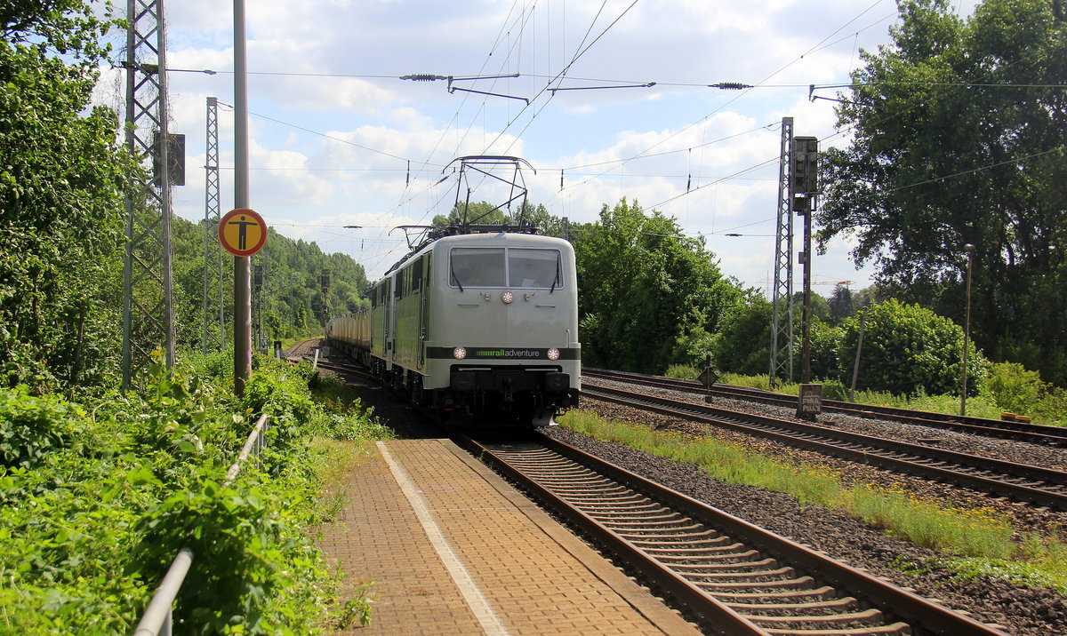 111 222 und 111 215 beide von  Railadventure kommen ein Güterzug von Aachen-West nach  Rheydt-Gbf und kammen aus Richtung Aachen-West,Laurensberg,Richterich, und fuhren durch Kohlscheid in Richtung Herzogenrath,Mönchengladbach.
Aufgenommen vom Bahnsteig 1 in Kohlscheid. 
Bei Sonnenschein und Wolken am Nachmittag vom 21.6.2018.