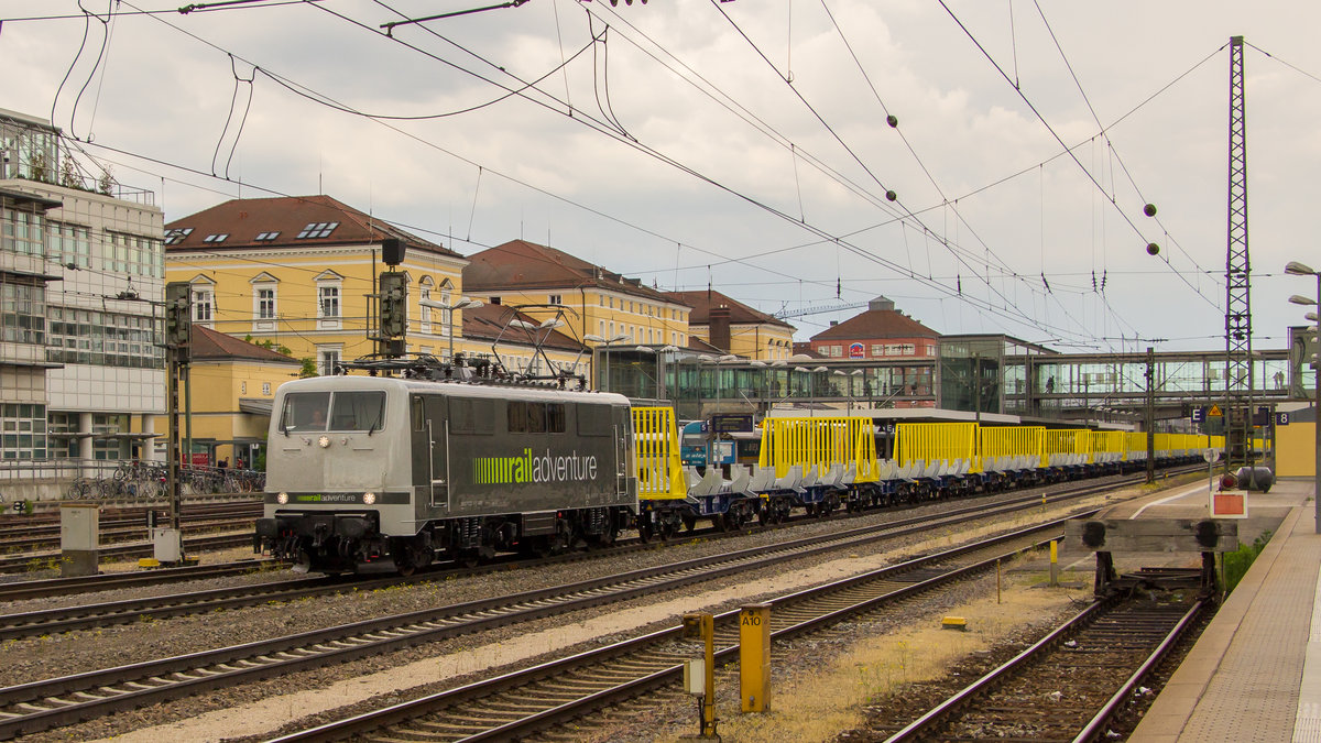 111 222-6 von railadventure mit einer Sonderleistung. Aufgenommen am 13. Mai 2018 im Bahnhof Regensburg. 