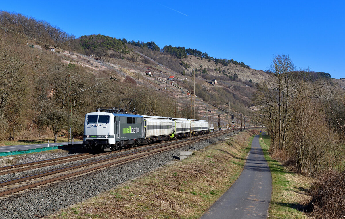 111 222 mit einem Schiebewandwagenzug am 09.03.2022 bei Gambach.