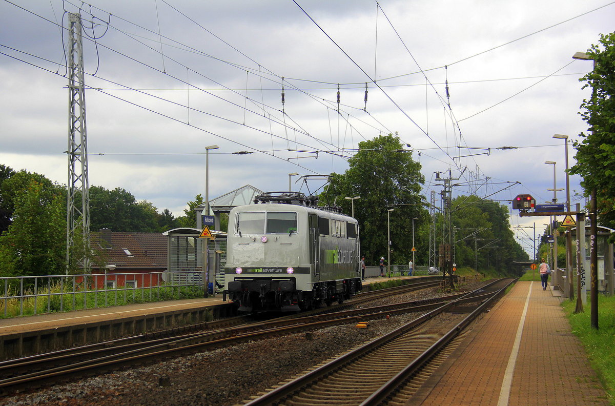 111 222 von Railadventure kommt als Lokzug aus Norddeutschland nach Aachen-Hbf und kommt die Kohlscheider-Rampe hoch aus Richtung Neuss,Herzogenrath und fährt durch Kohlscheid in Richtung Richterich,Laurensberg,Aachen-West,Aachen-Schanz,Aachen-Hbf. 
Aufgenommen vom Bahnsteig 1 in Kohlscheid.
Bei Sonne und Regenwolken am Nachmittag vom 18.6.2018.