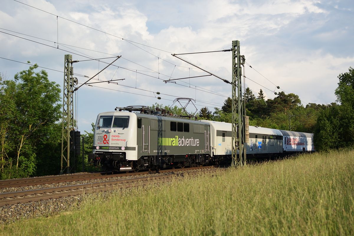 111 222 von Railadventure zieht am 23. Mai 2018 den DKMS-Sonderzug von seiner ersten Station, München, nach Stuttgart. Hier durchquert er Westerstetten.