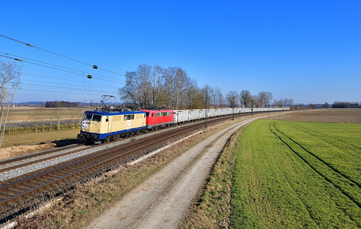 111 223 + 111 216 mit einem Sandzug am 13.03.2022 bei Langenisarhofen.