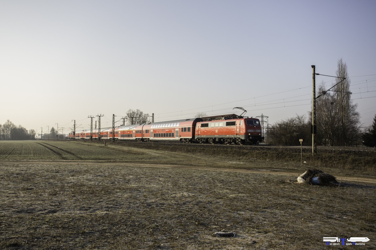 111 223-4 durchfährt mit dem RE nach Nürnberg sowie einer zweiten 111 Frühmorgens am 18.03.16 Burgweinting.