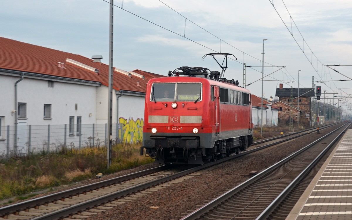 111 223 fuhr am 16.12.15 Lz durch Delitzsch Richtung Leipzig; Ziel könnte wie im Zugzielanzeiger angezeigt Nürnberg gewesen sein.