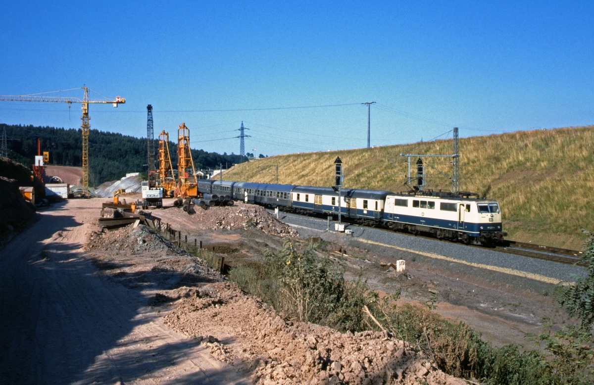 111 223 mit Eilzug bei Fulda während der SFS-Bauarbeiten (3.8.1986):