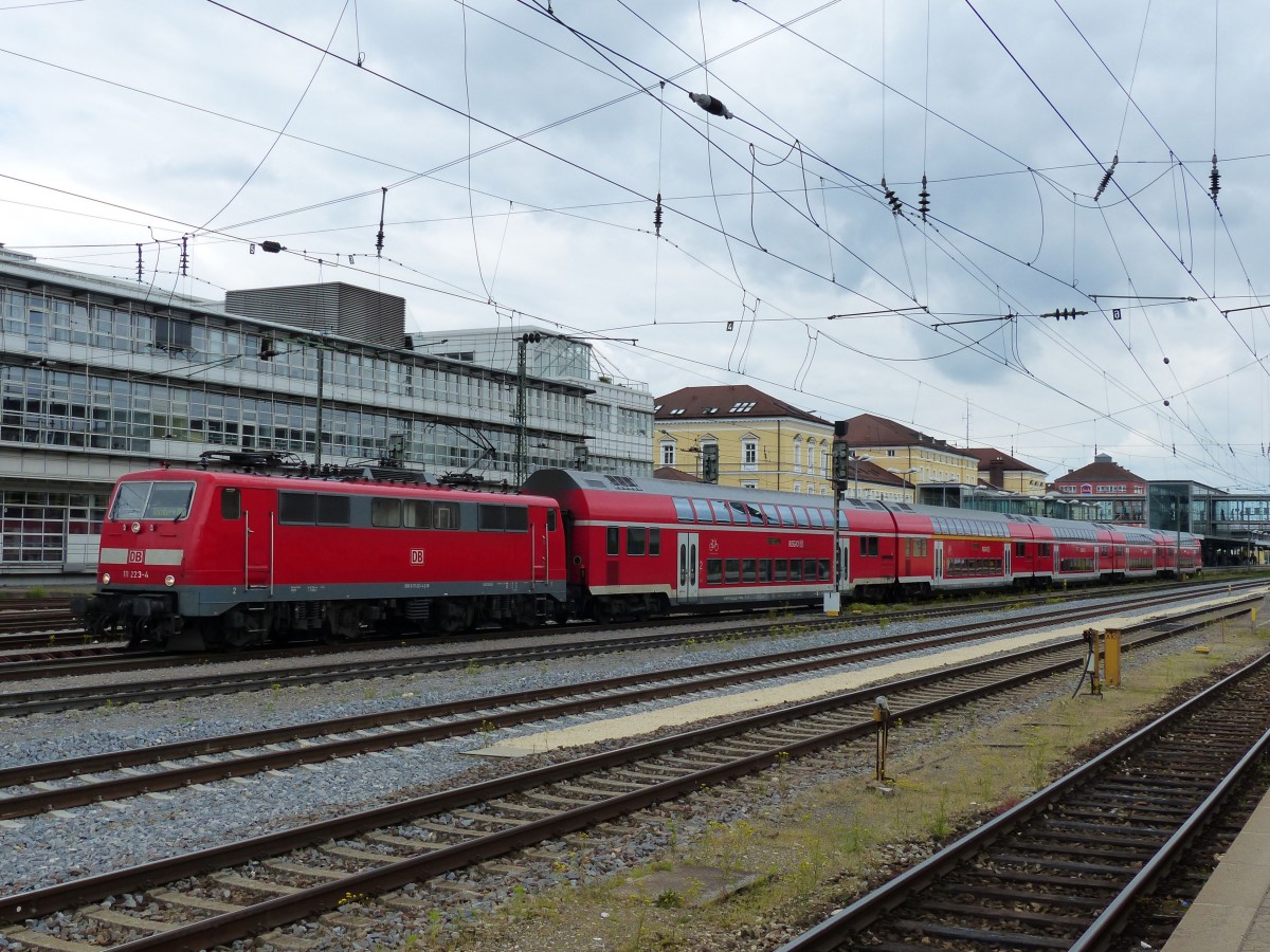 111 223 mit einen RE nach Nürnberg bei der Aussfahrt aus dem Regensburger Hauptbahnhof.15.05.2014. 
