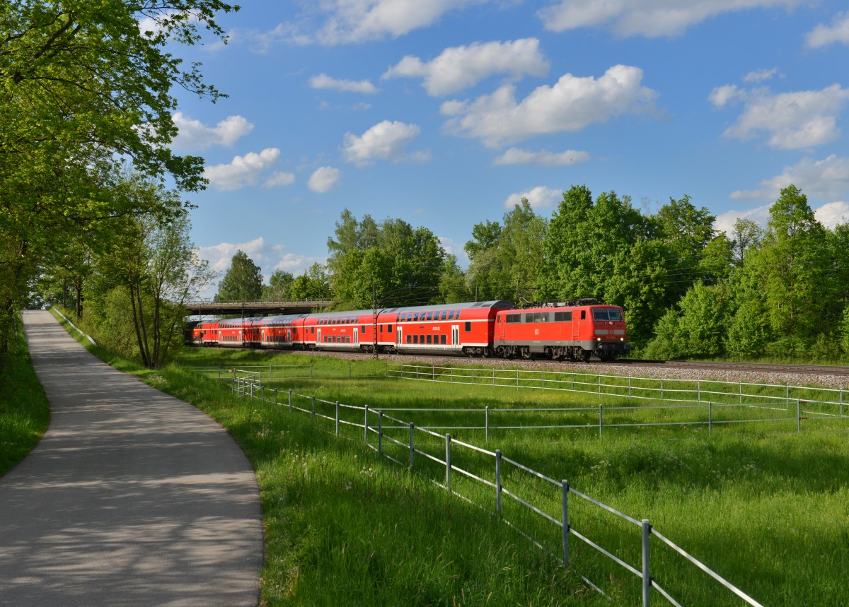 111 223 mit RE 4076 am 07.05.2015 bei Schwarzwöhr. 