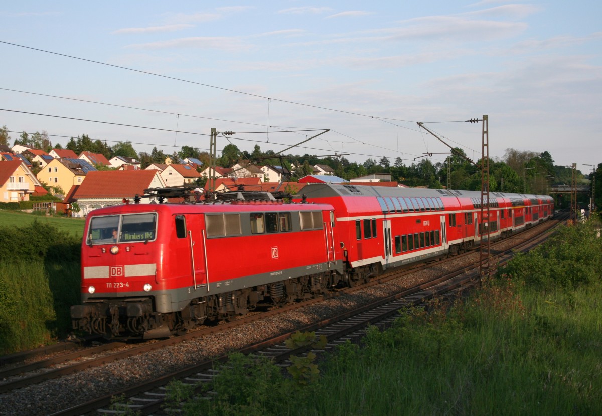 111 223 mit RE 4264 (Mnchen Hbf–Regensburg–Nrnberg Hbf) am 19.05.2014 in Deuerling
