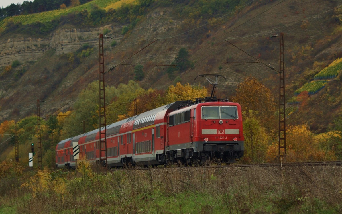 111 224-2 schiebt den RE nach Frankfurt/M. am 24.10.13.