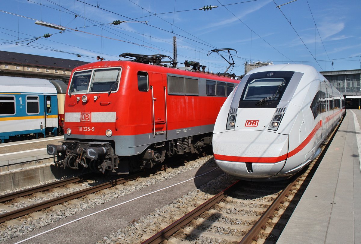 111 225-9 trifft am 14.8.2017 mit der RB59180 von München Hauptbahnhof nach Reichertshausen(Ilm) im Münchener Hauptbahnhof auf 412 002 als ICE786 nach Hamburg-Altona.