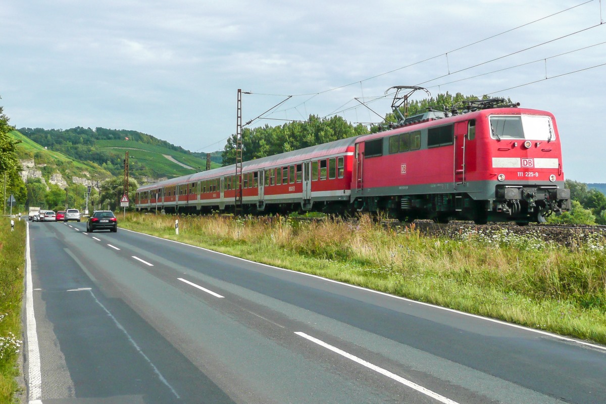 111 225 zog am 12.8.09 eine RB bei Karlstadt im Maintal gen Norden. 