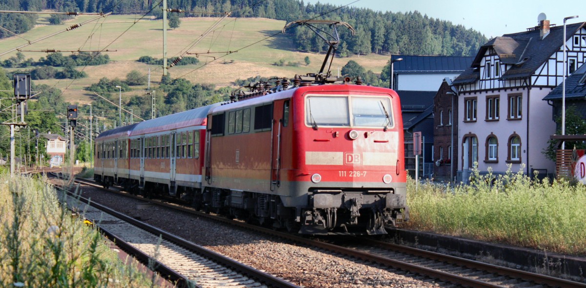 111 226-7 schiebt am Morgen des 23.07.2013 RB 59342 von Lichtenfels nach Saalfeld (Saale) und verl�sst gerade Probstzella. 
