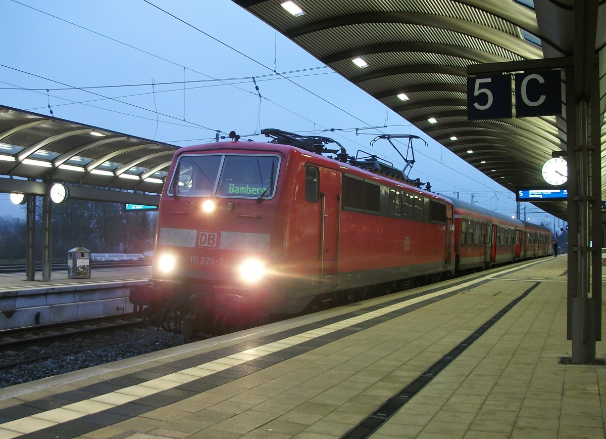 111 226-7 steht am 13.12.13 mit einer RB nach Bamberg in Lichtenfels. Der Einsatz der N�rnberger n-Wagen endete auf der KBS 820/840 an diesem Tag.