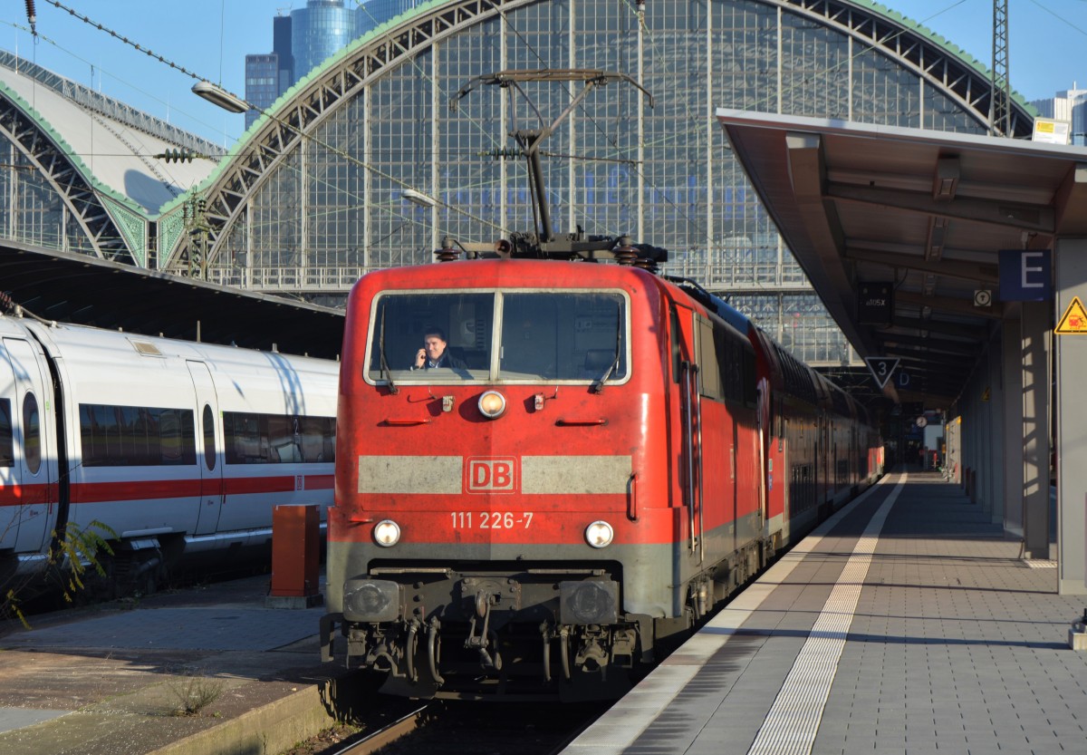 111 226 am 29.12.2015 mit einer Garnitur des RE55 in Frankfurt (Main) Hauptbahnhof, auf dem Weg in die Abstellung.