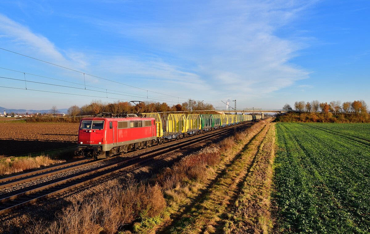 111 226 mit einem leeren Holzzug am 23.11.2021 bei Strasskirchen.