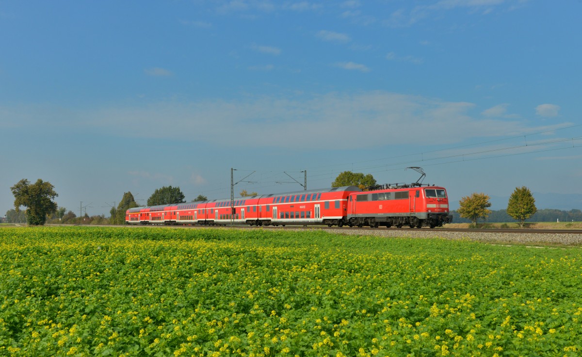 111 226 mit einem RE am 11.10.2015 bei Langenisarhofen. 