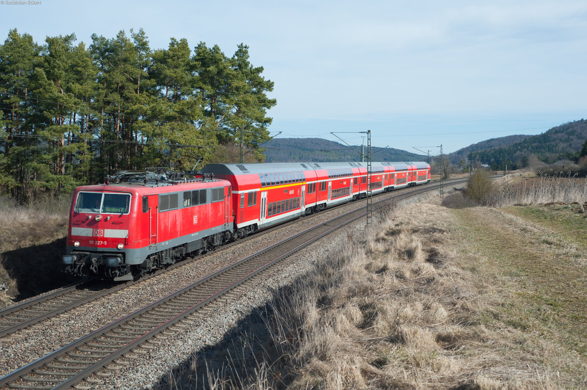 111 227-5 als RE 4854 von München Hbf nach Nürnberg Hbf bei Parsberg, 04.03.2017